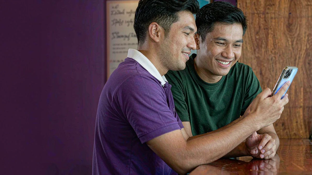 FG777 mobile guide — two adults looking at a smartphone together